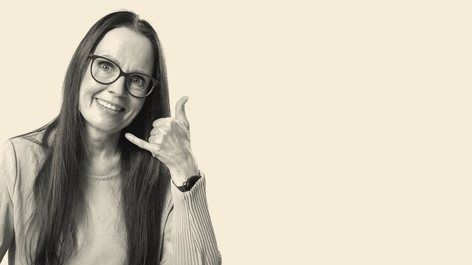 Maisa hymyilee ja tekee kädellään soita-eleen