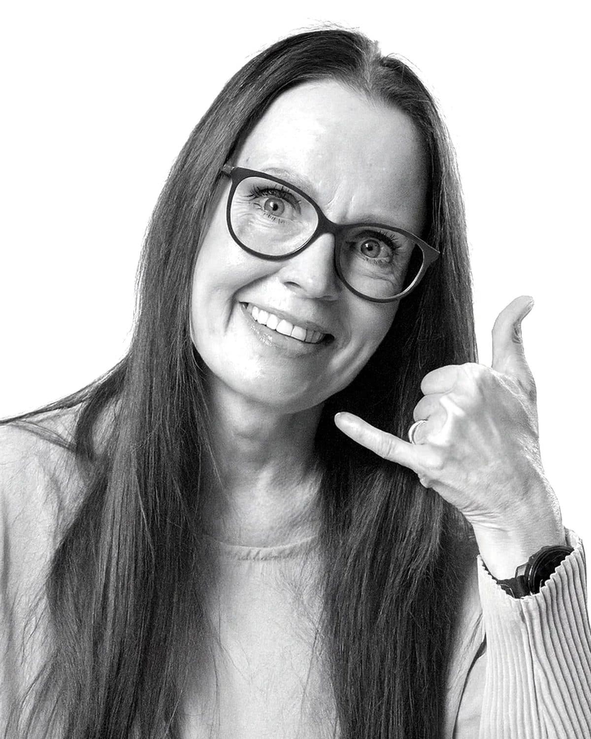 Maisa Inkeroinen hymyilee lämpimästi yhteydenottoa varten
